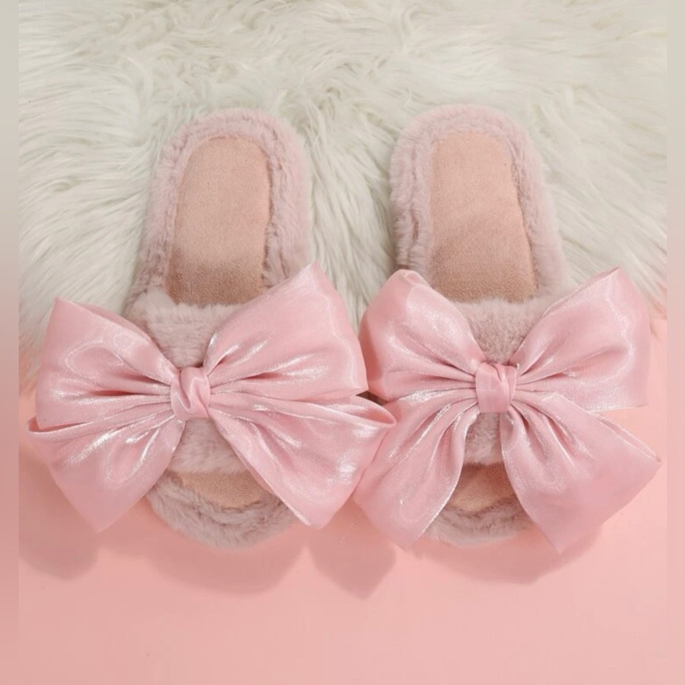 Slippers with oversized bow